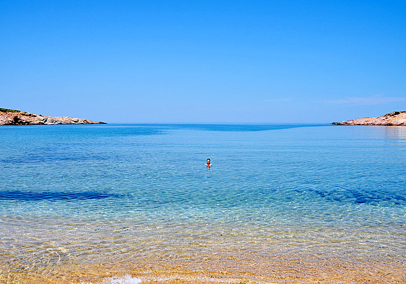 Det ljuvliga, inbjudande och kristallklara snorkelvattnet vid Ateni beach på Andros.