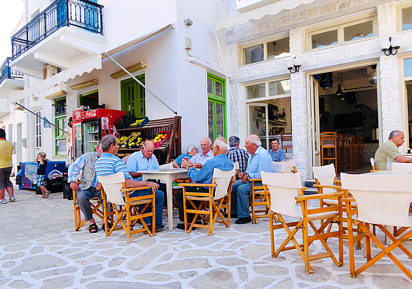 Grekiskt vardagsliv på ett kafé i Chora.