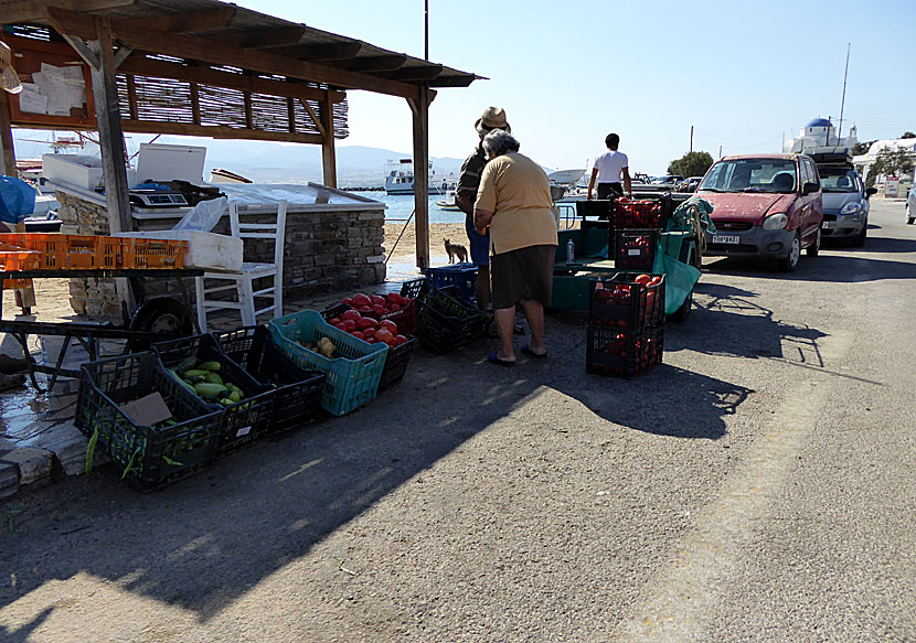 Fisk- och grönsaksmarknad i hamnen på Antiparos.