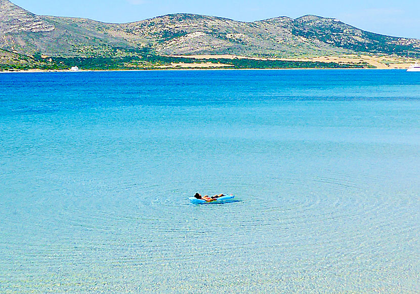 Det underbara vattnet vid Agios Georgios beach är perfekt för dig som gillar att snorkla.
