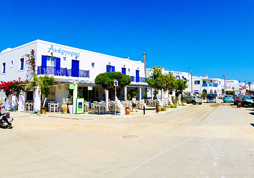 Längs hamnpromenaden på Antiparos ligger många bra hotell och pensionat. 