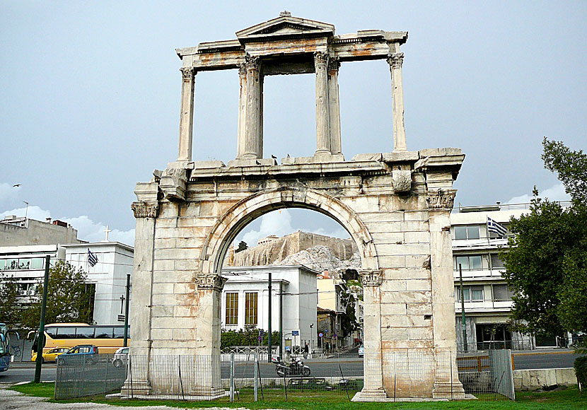 Hadrianus triumfbåge nära Zeus Tempel och Akropolis i Aten.
