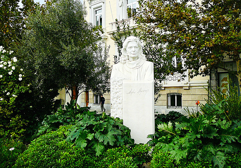 I närheten av Hadrianus båge och Zeus Tempel finns en staty över Melina Mercouri.