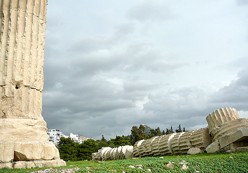 En av de 17 meter höga pelarna från Zeus Tempel i Aten.