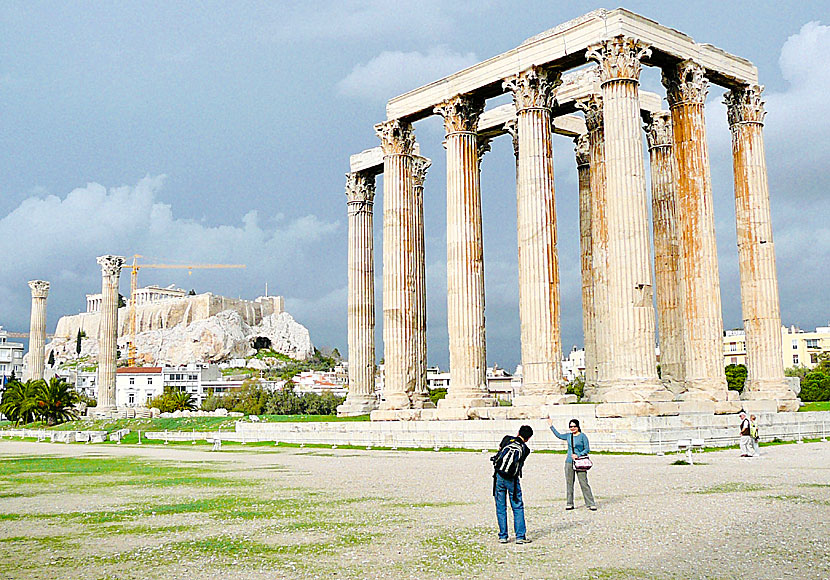 Akropolis i Aten till vänster och Zeus Tempel till höger.