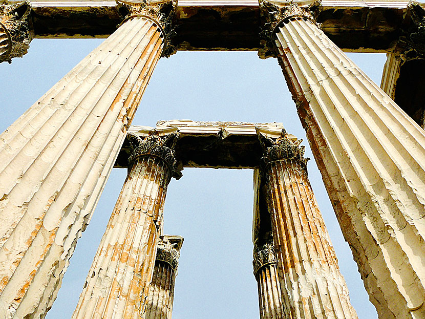 Zeus Tempel i Aten hade 104 doriska marmorpelare, varav endast 16 återstår idag.