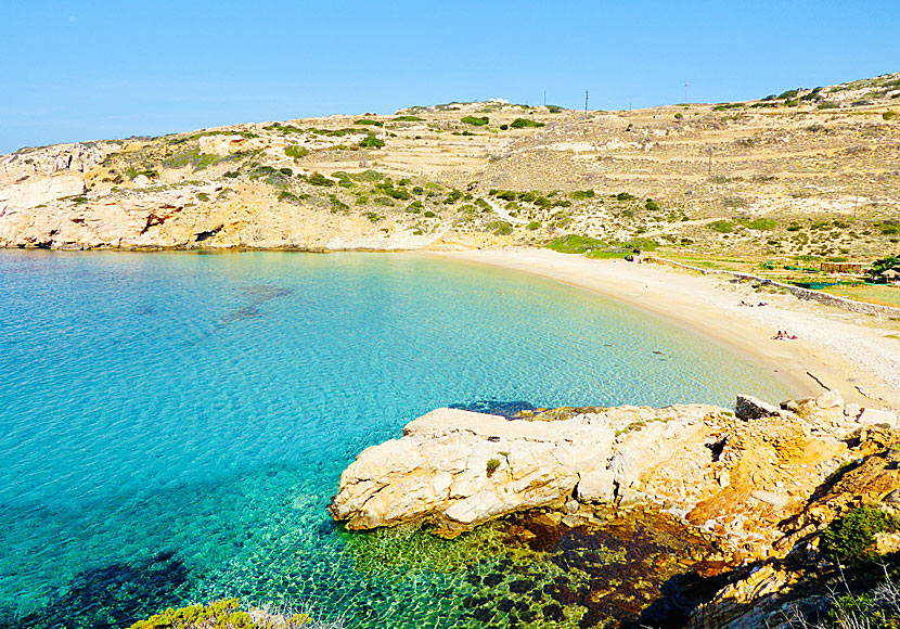 Kedros beach är den officiella nudiststranden på Donoussa. Vildcamping förekommer. 