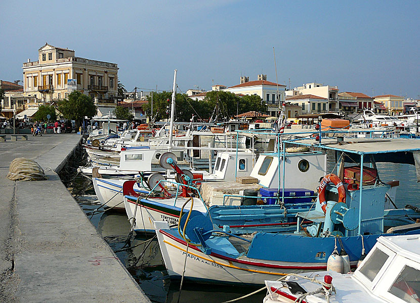Hamnen i Egina stad.