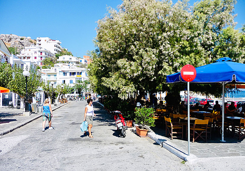 Restauranger och tavernor längs med hamnpromenaden i Agios Kirikos på Ikaria. 
