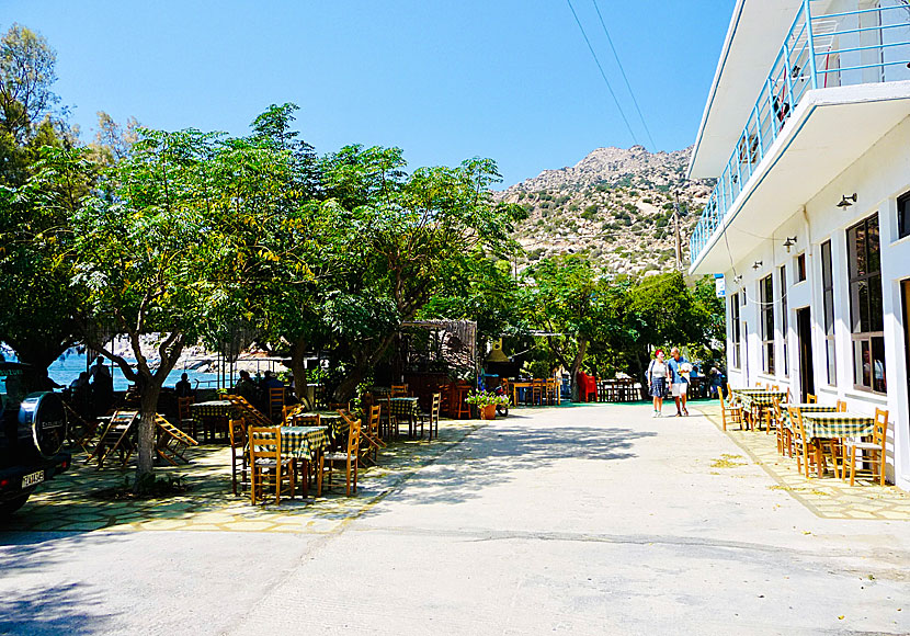 Restauranger och tavernor på hamnpromenaden i Karkinagri på Ikaria.