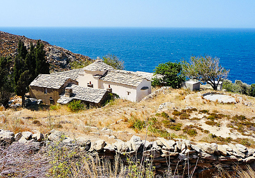 Klostret Mavrianou nära byn  Vrakades som Mikis Theodorakis bodde i när han var förvisad till Ikaria under juntatiden.