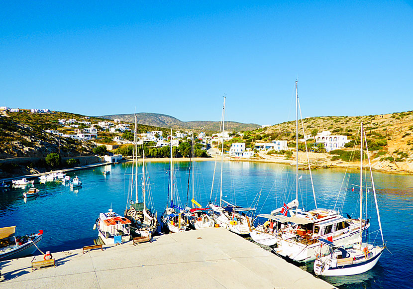 Hamnen och hamnstranden i Agios Georgios på Iraklia i Småkykladerna.