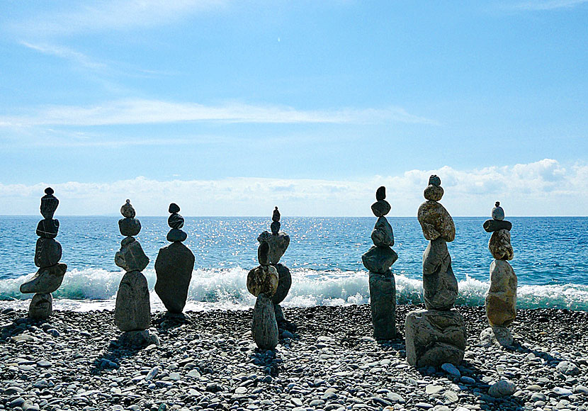 Konstverk av klapperstenar på stranden i Sougia.