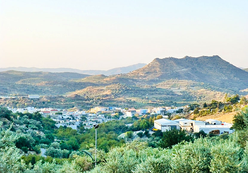Missa inte den trevliga byn Zaros när du besöker Heraklion län på Kreta.