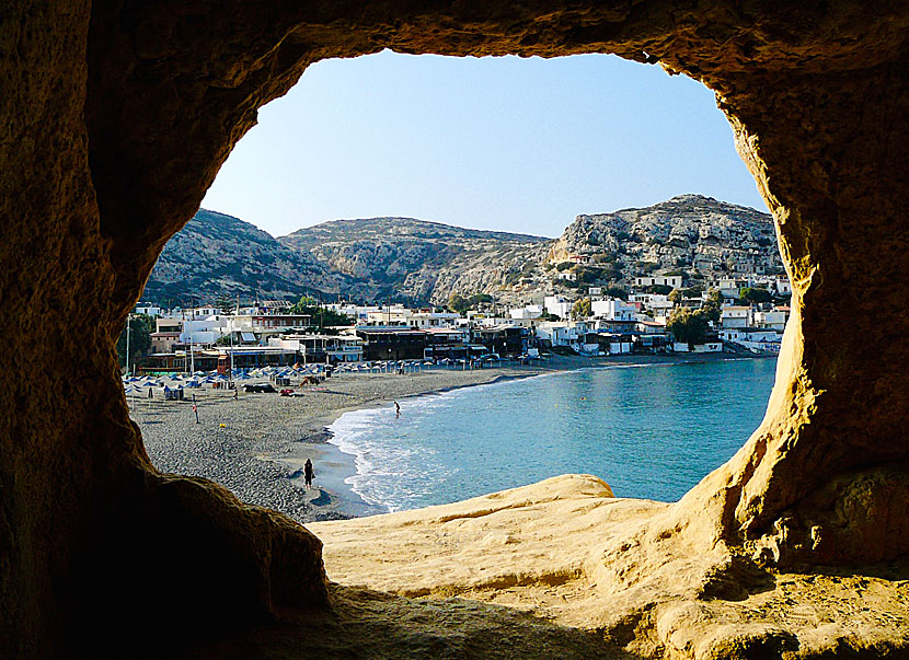Missa inte Matala när du reser till stränderna Komos, Kalamaki och Kokkinos Pyrgos på södra Kreta.