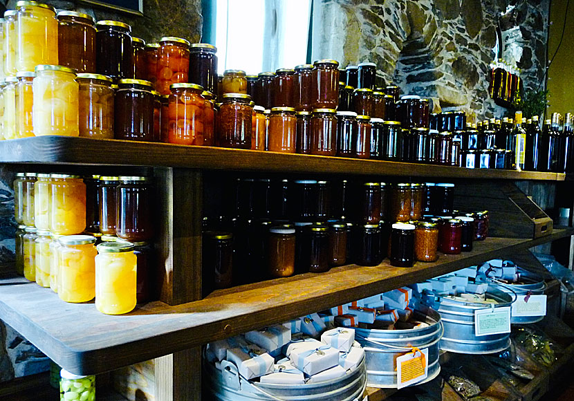 I Milia på Kreta kan man köpa lokalproducerade produkter, som marmelad, olivolja, vin och olika inläggningar.