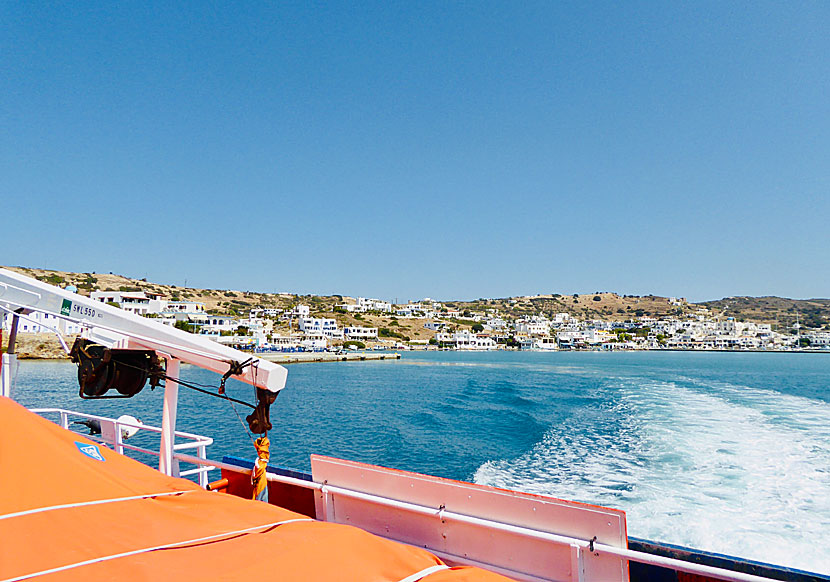 Katamaren Dodekanisos Seaways lämnar hamnen på Lipsi.