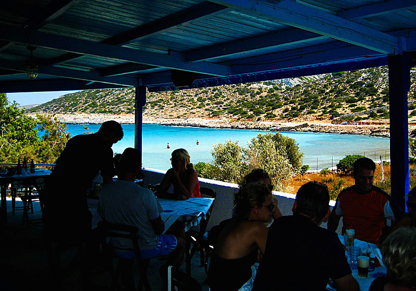 Taverna Platys Gialos på stranden med samma namn.
