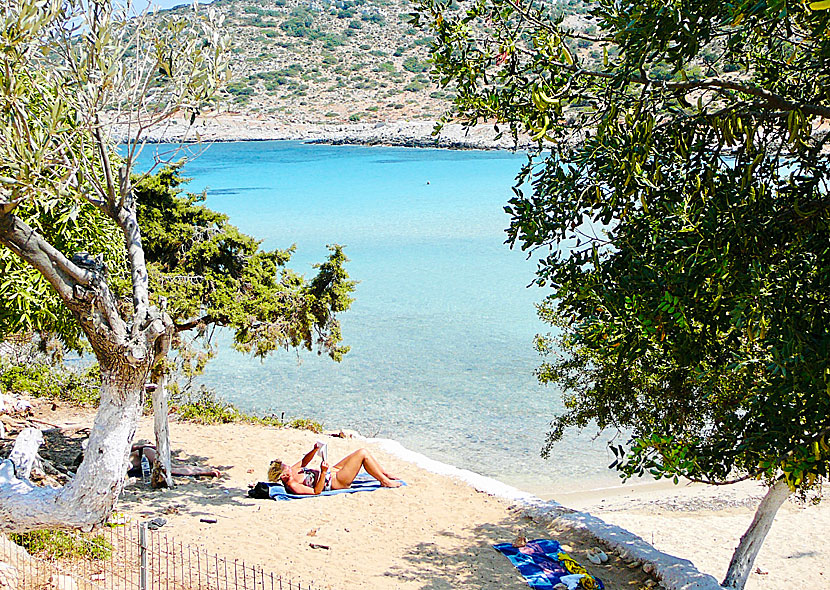 Hyra solstolar och parasoll på Lipsi i Grekland.