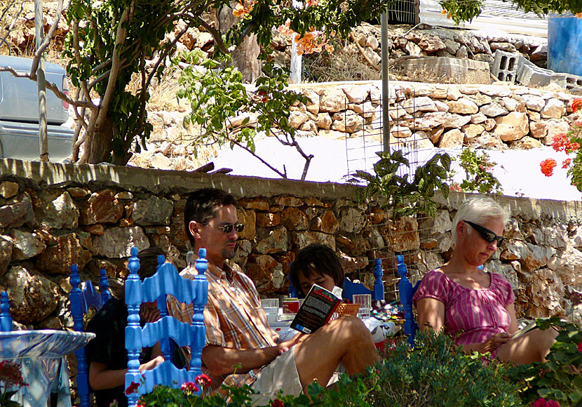 På Taverna Platys Gialos på Lipsi kan man äta lunch, lyssna på grekisk musik, filosofera och läsa böcker. 