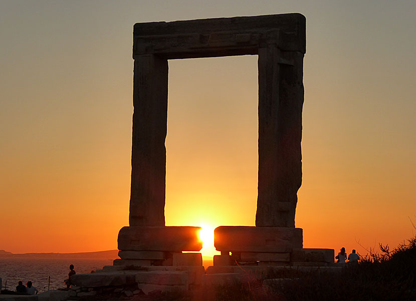 Solnedgången från Portara i Naxos stad.