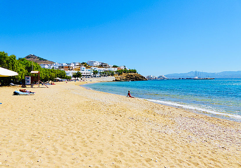 Logaras beach nära Piso Livadi på Paros i Grekland.