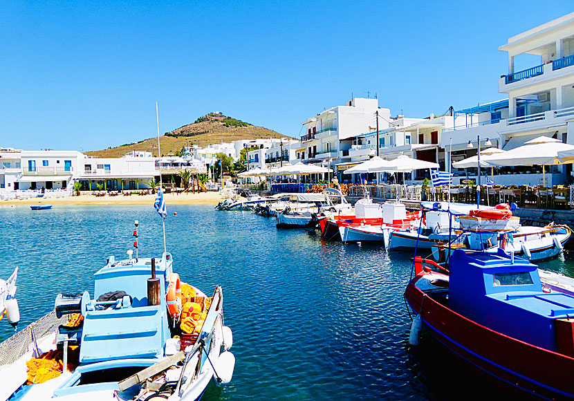 Restauranger längs strand- och hamnpromenaden i Piso Livadi på Paros.