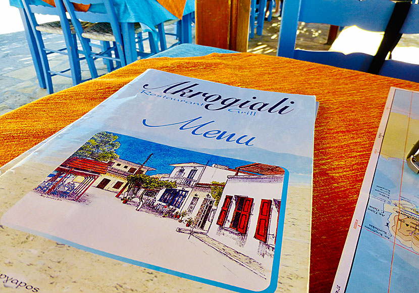 Menyn på Taverna Akrogiali innehåller många goda grekiska maträtter.