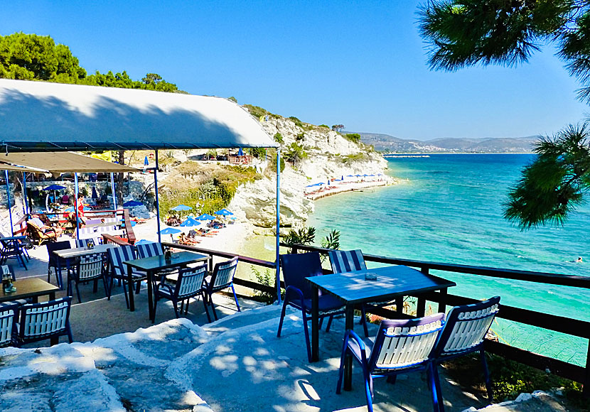 Den trevliga tavernan vid Pappa beach på Samos serverar gudomligt god grekisk mat. 