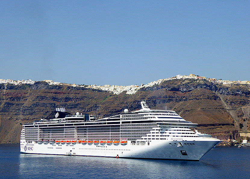 Kryssningsbåt nedanför Fira på Santorini.