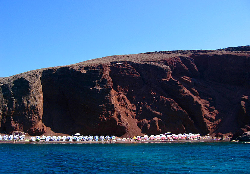 Red beach sett från en utflyktsbåt i calderan på Santorini.