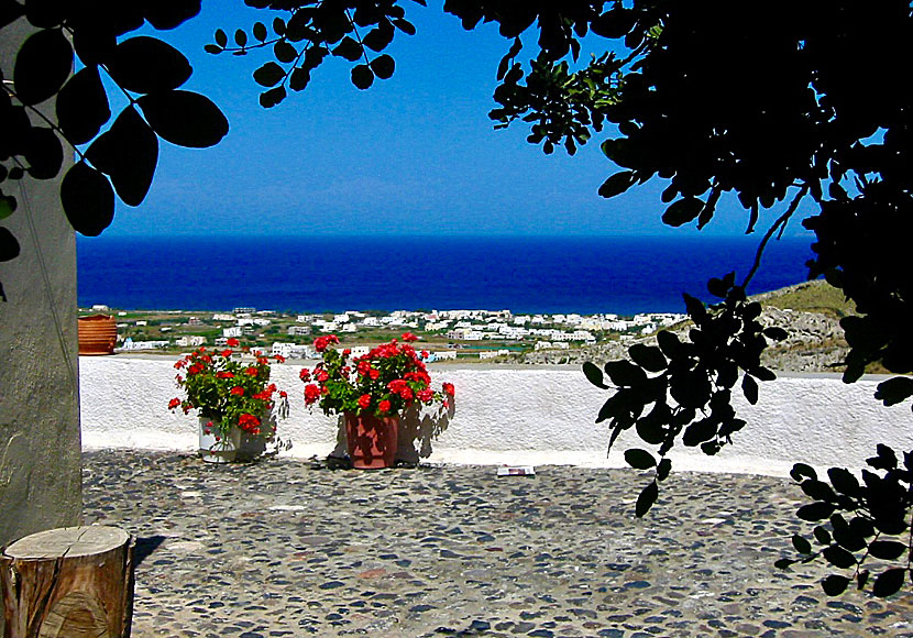 Byn Meso Gonia ligger ovanför Kamari på Santorini.