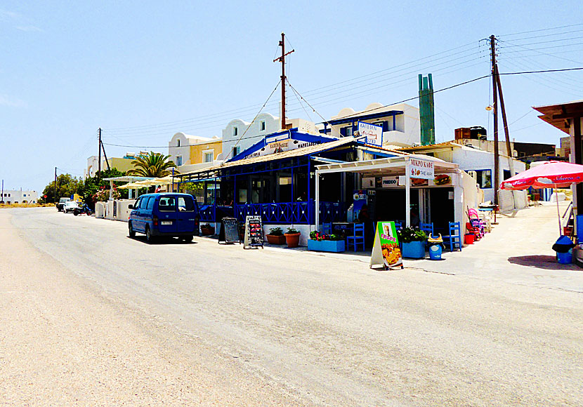 Tavernor, restauranger, hotell och affärer i Monolithos på Santorini.