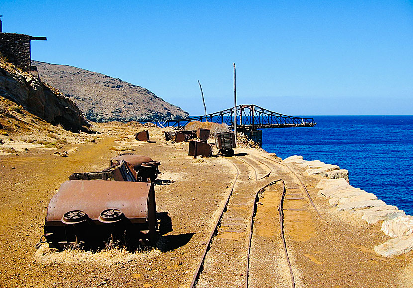 Megalo Livadi på Serifos syns  spår efter gruvbrytningen: gruvhål, järnmalm,  järnväg, malmvagnar av trä och järn och utskeppningshamnen.