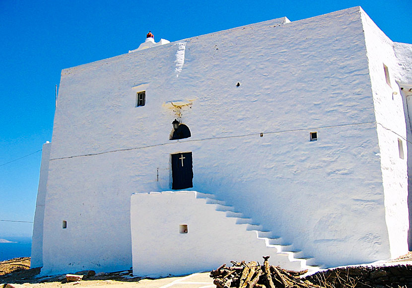 Missa inte klostret Moni Taxiarchon när du reser till byarna Panagia och Galani på Serifos.