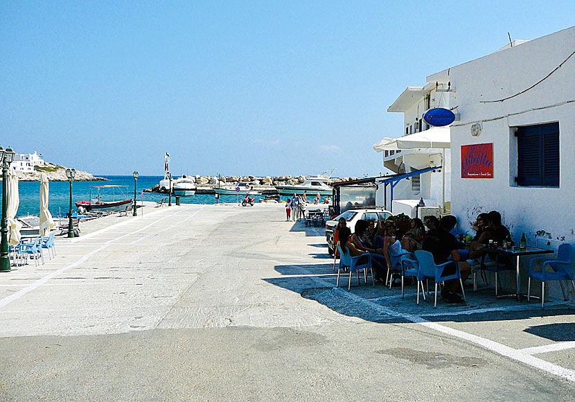 Det finns en taverna och några kaféer i hamnen på Sikinos att vänta in färjorna på.