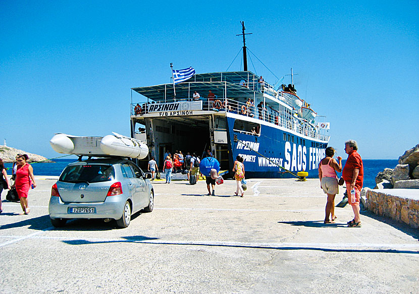 Aqua Spirit och Adamantios Korais och Saos Ferries i hamnen på Sikinos.