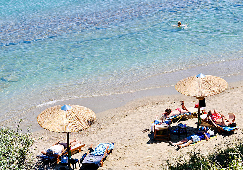 Hyra solstolar och parasoll på sandstranden Megali Ammos.