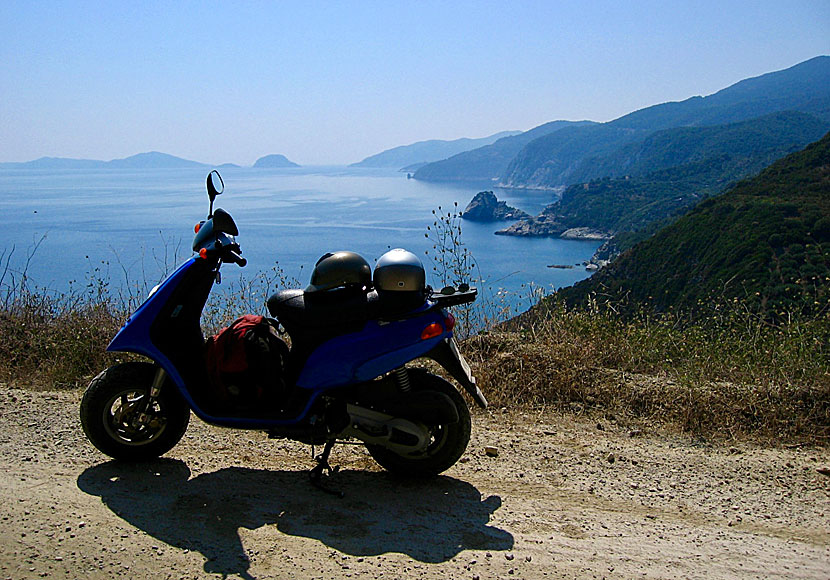 Vi föredrar att köra moped på Skopelos eftersom man kan stanna varsomhelst.