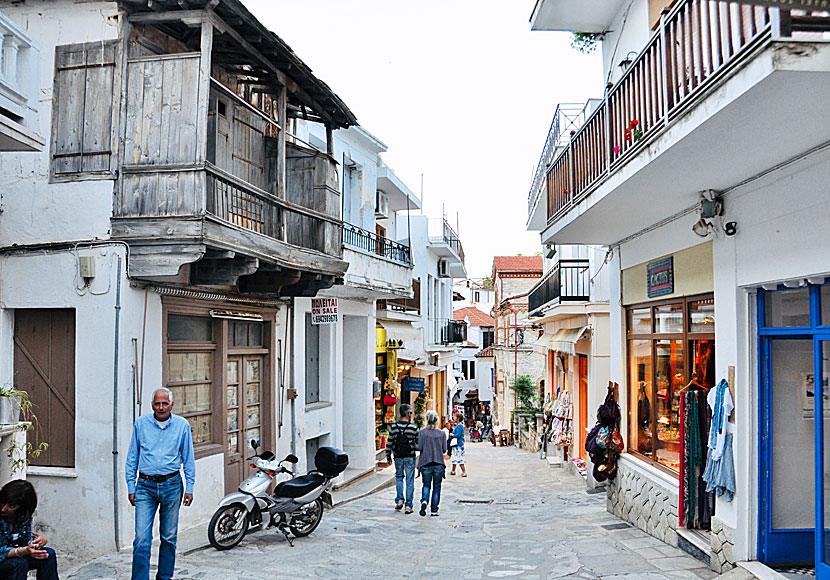 I de bilfria gatorna i Skopelos stad finns många affärer som passar dig som shoppa. 