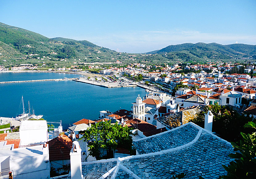 Vy över vackra Skopelos stad på Skopelos.