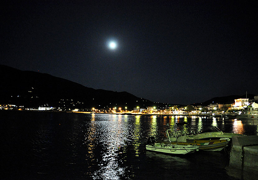 Fullmånen lyser upp hamnpromenaden på Skopelos.