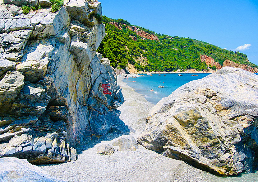 Två klippor skiljer naturiststranden Velanio med den snorkelvänliga delen av stranden.