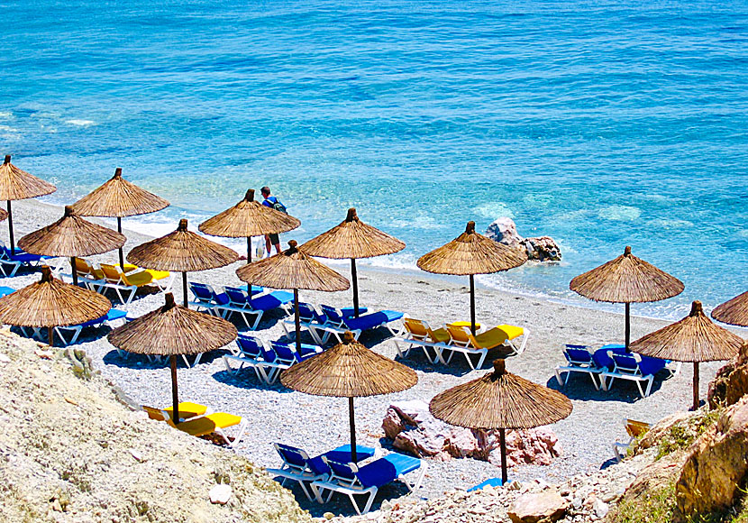 Solstolar och parasoll finns att hyra på Velanio beach under högsäsong.