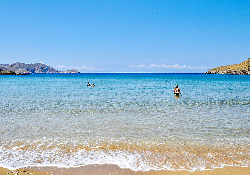 Missa inte Delfini beach när du reser till Kini på ön Syros i Grekland.