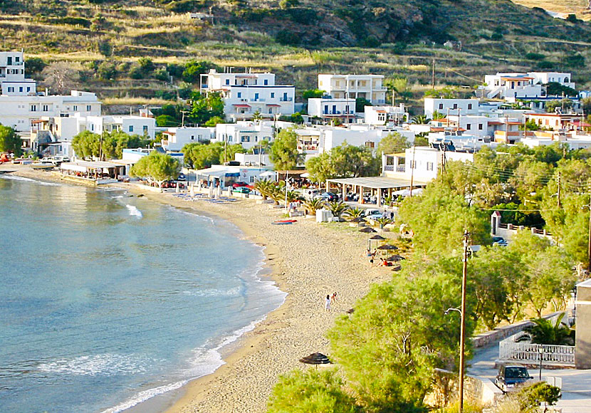 Tavernor och restauranger på stranden i Kini på Syros i Grekland.