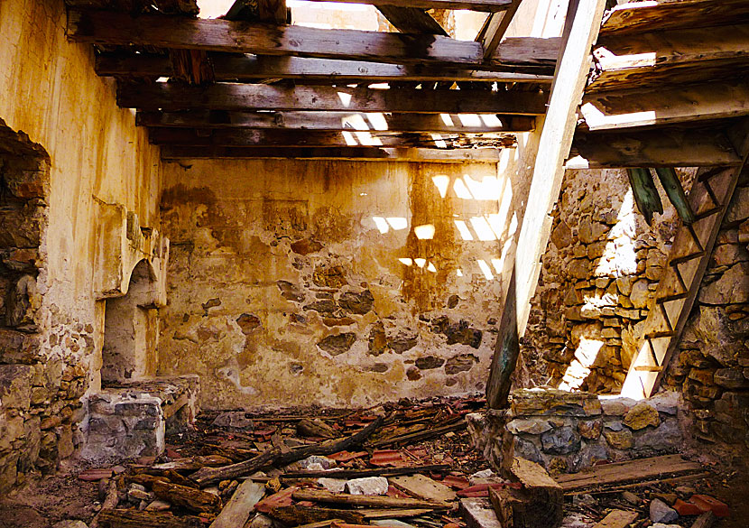 De flesta husen i Mikro Chorio ligger i ruiner. 