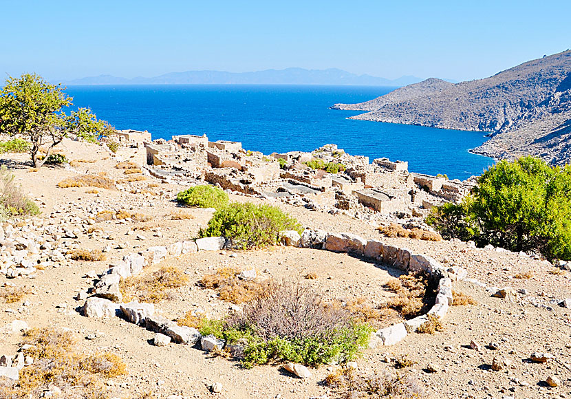 Missa inte den obebodda by Gera när du har besökt Mikro Chorio på ön Tilos i Grekland.