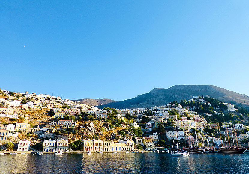 Byn Chorio ligger ovanför hamnen Gialos på den grekiska ön Symi.
