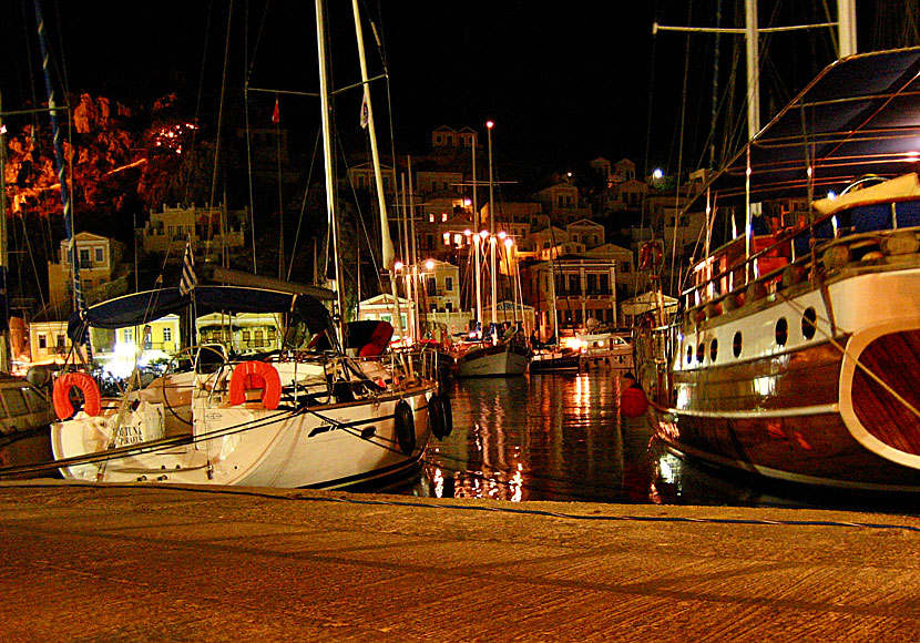 Längs hamnpromenaden i Gialos på Symi ligger många bra tavernor och restauranger.